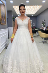 Vestido de novia sencillo largo de corte A con escote en V y encaje de tul