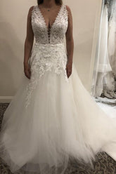 Vestido de novia sencillo largo de encaje y tul con escote en V, corte en A y espalda descubierta