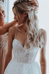 Vestidos de novia sencillos, sin mangas, corte en A, con escote corazón y encaje.
