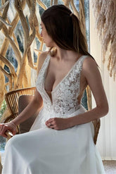 Vestidos de novia sencillos de gasa blanca, corte en A, sin espalda y con encaje.