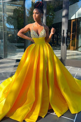 Robe de bal sans manches à bretelles fines et dos nu ornée de perles