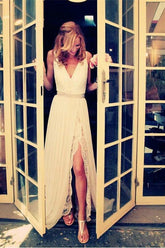 Vestido de novia de gasa con escote en V, sin mangas, cola de barrido y bordado de cuentas