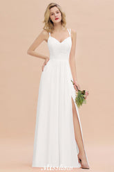 Vestido de dama de honor ajustado de tirantes finos con abertura lateral, color azul cielo, escote en V, ideal para bodas y fiestas.