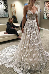 Vestido de novia con tirantes finos, cola de corte, espalda descubierta y pedrería WD376