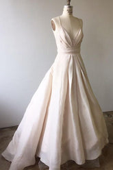 Vestido de novia largo color marfil con tirantes finos y espalda cruzada WD210