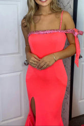 Louise | Robe de bal longue sirène corail asymétrique à une épaule, ornée de perles et fendue