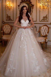 Impresionante vestido de novia largo de corte barco, corte en A, de tul con apliques de encaje.