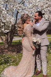 Impresionante vestido de novia largo de sirena con escote en V, abertura frontal de encaje y mangas.