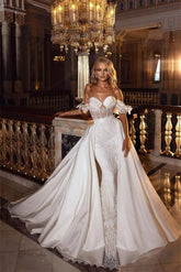 Impresionante vestido de novia blanco de sirena con escote corazón, hombros descubiertos y estampado floral, con cola desmontable.