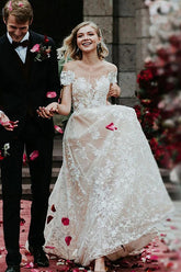 Impresionante vestido de novia de princesa con encaje floral y hombros descubiertos