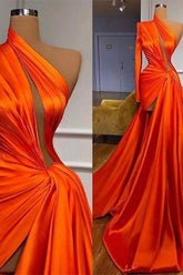 Magnifique robe de bal asymétrique à manches longues et fente sur le devant