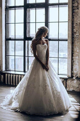 Vestido de novia de tul con escote corazón, cola de barrido y apliques WD442