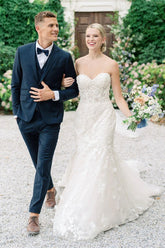 Vestido de novia corte sirena sin mangas con apliques de tul y encaje.