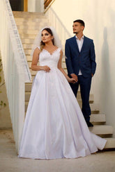 Vestido de novia de satén corte A, sin mangas, con escote corazón y tirantes, largo hasta el suelo, adornado con cuentas.