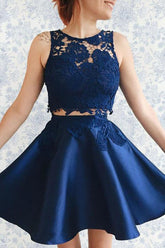 Robe de bal deux pièces en satin bleu foncé avec applications de dentelle PG157