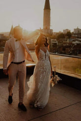 Vestidos de novia únicos de encaje, sin mangas, de corte columna y hasta el suelo, con tirantes finos y apliques.