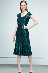 Robe de bal sirène mi-longue à col en V ornée d'appliqués de dentelle