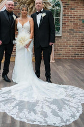 Vestido de novia blanco vintage de corte columna, con tirantes finos, sin mangas, de tul, encaje y apliques, con cola.