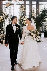 Vestido de novia vintage largo de encaje, corte en A, escote cuadrado y mangas largas.