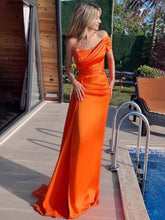 Robe de bal longue sirène orange plissée en satin, taille empire, Winston |