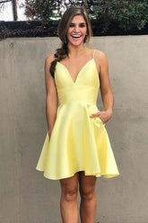 Vestido corto de fiesta corto amarillo con escote en V y tirantes de satén PD279
