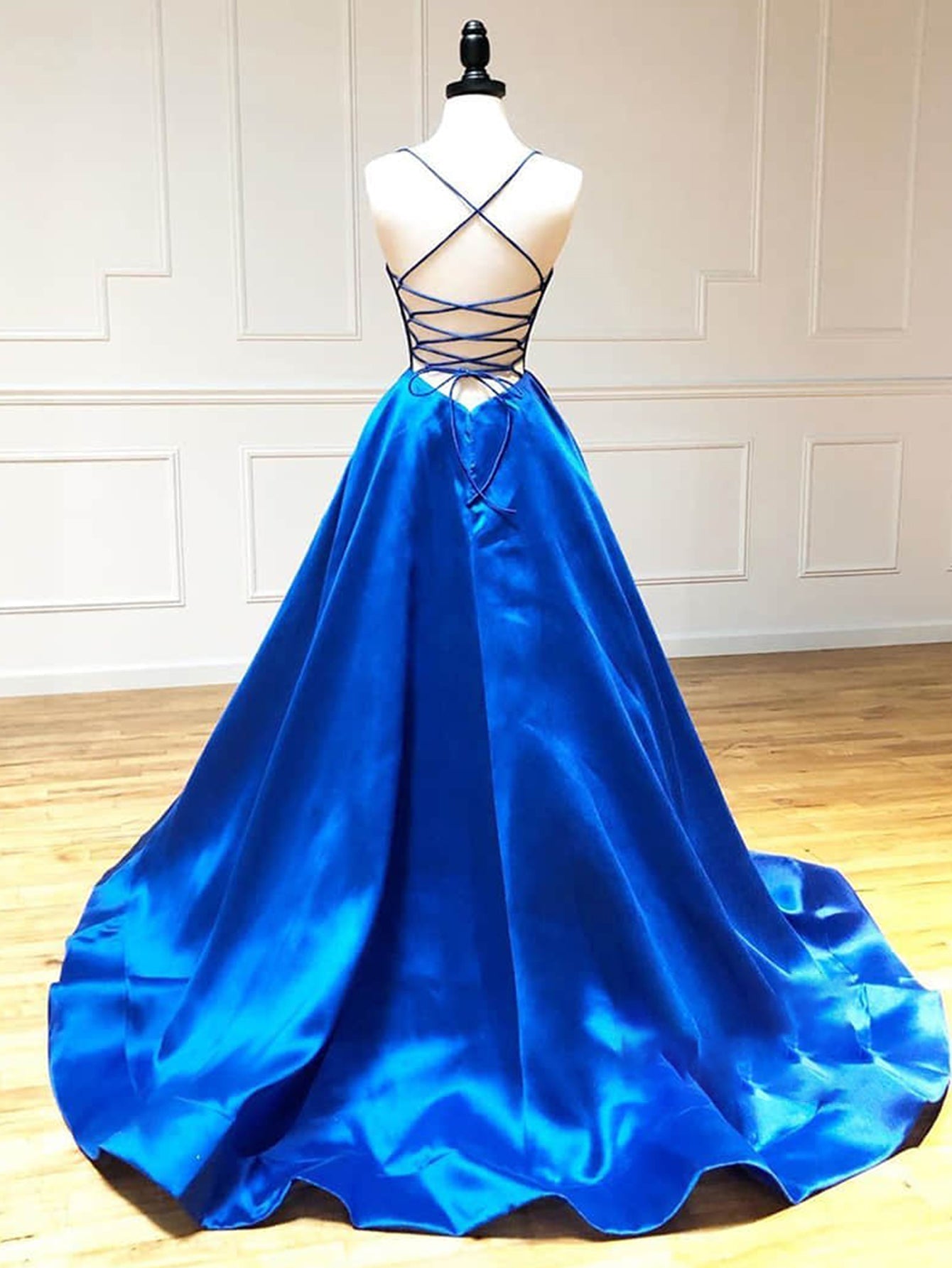 Robe de bal longue en satin, coupe trapèze, col V