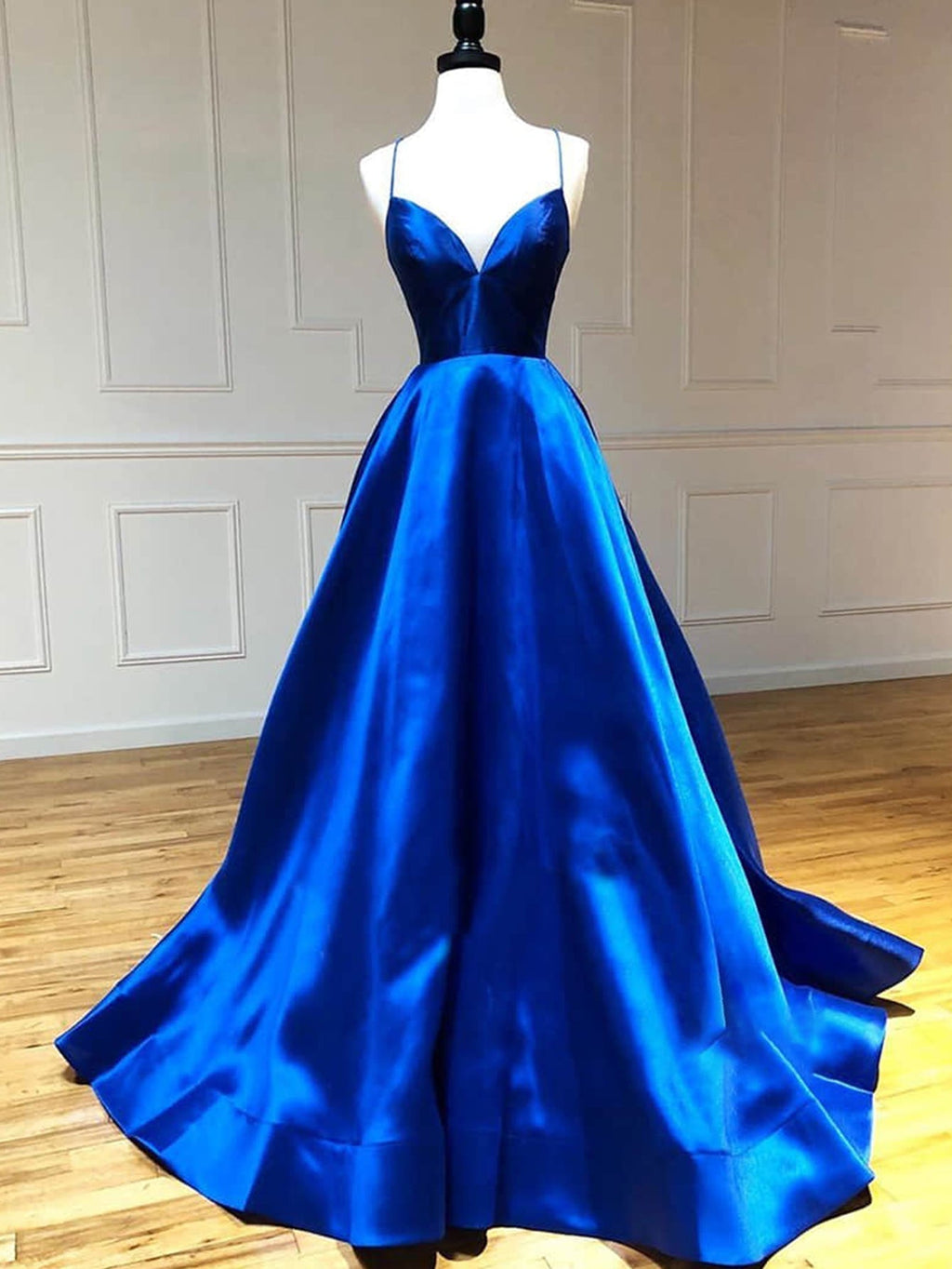 Robe de bal longue en satin, coupe trapèze, col V