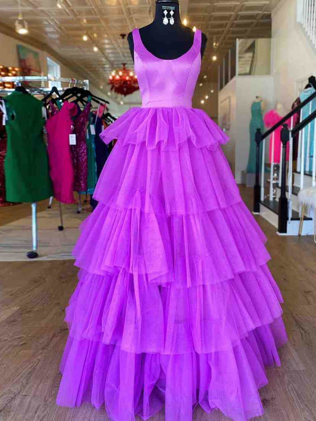 Vestido largo de fiesta de tul morado con volantes y corte en A