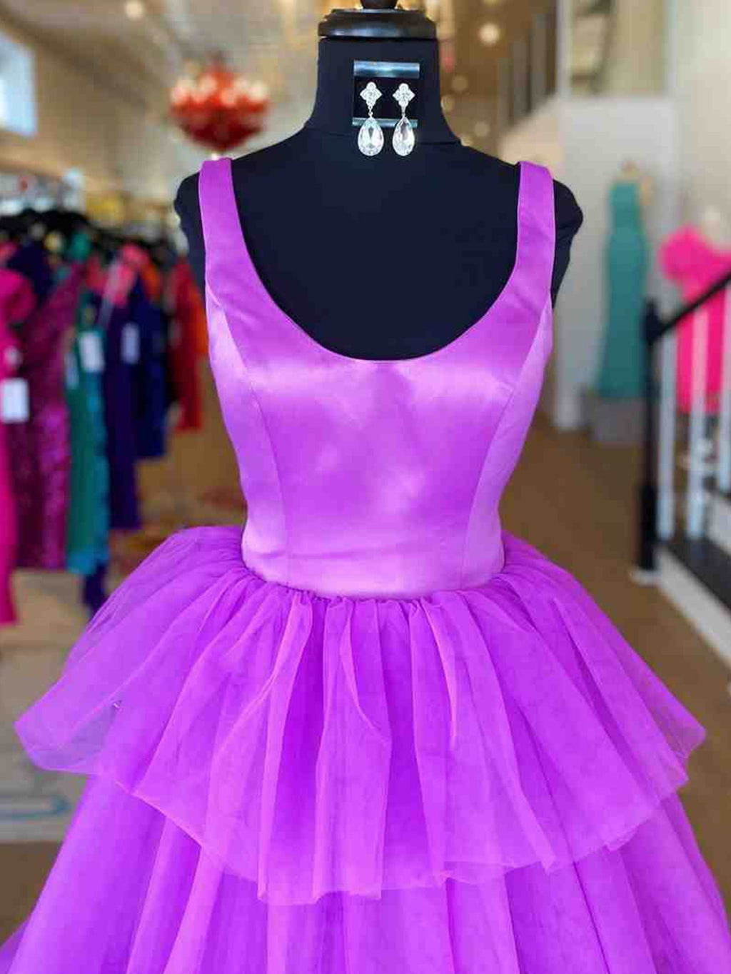 Vestido largo de fiesta de tul morado con volantes y corte en A