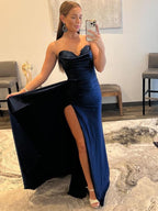 Vestido de fiesta de sirena sin tirantes de satén con abertura