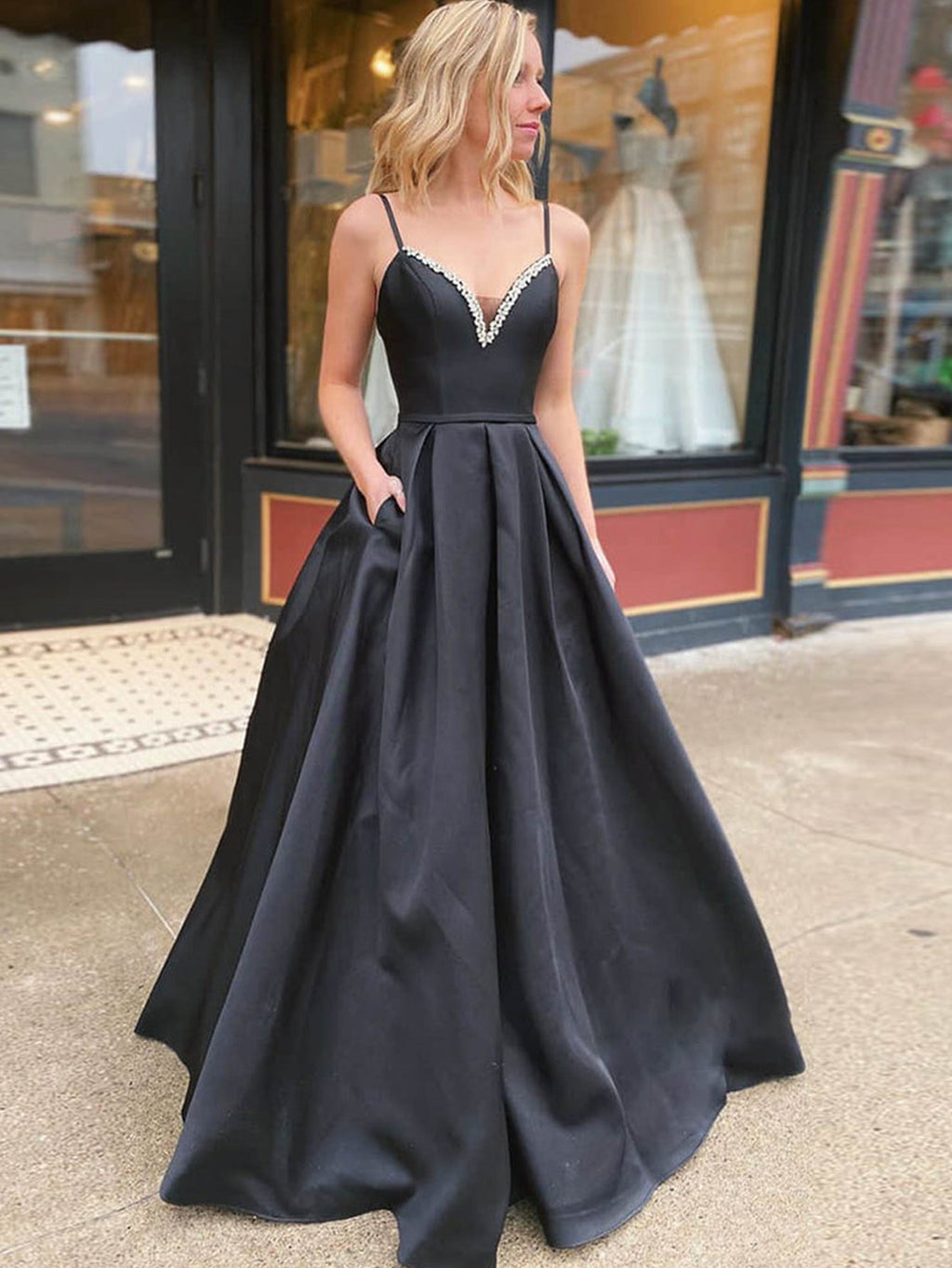 Vestido largo de fiesta negro de corte A con escote en V