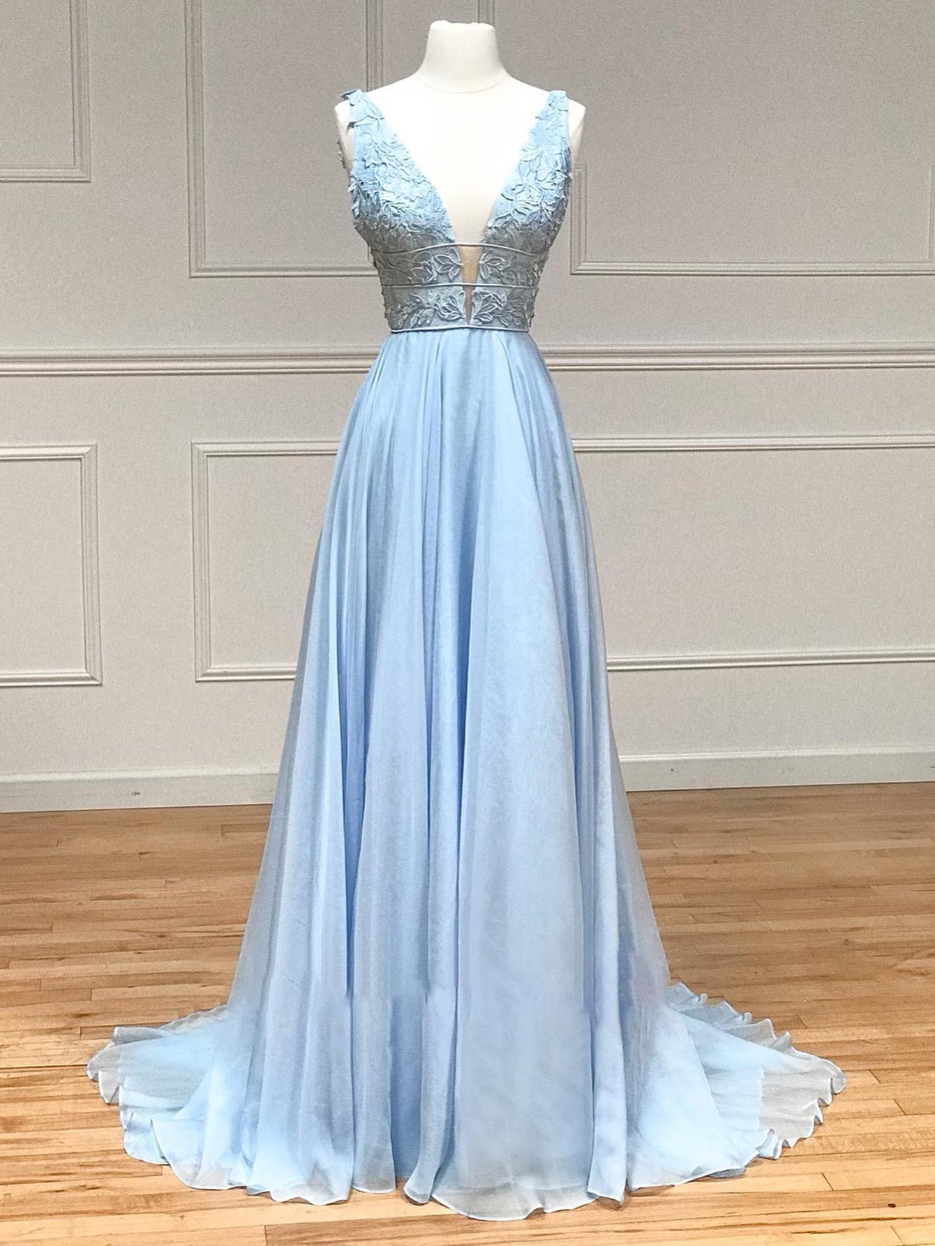 Vestido de graduación de gasa con encaje, escote en V pronunciado y corte en A