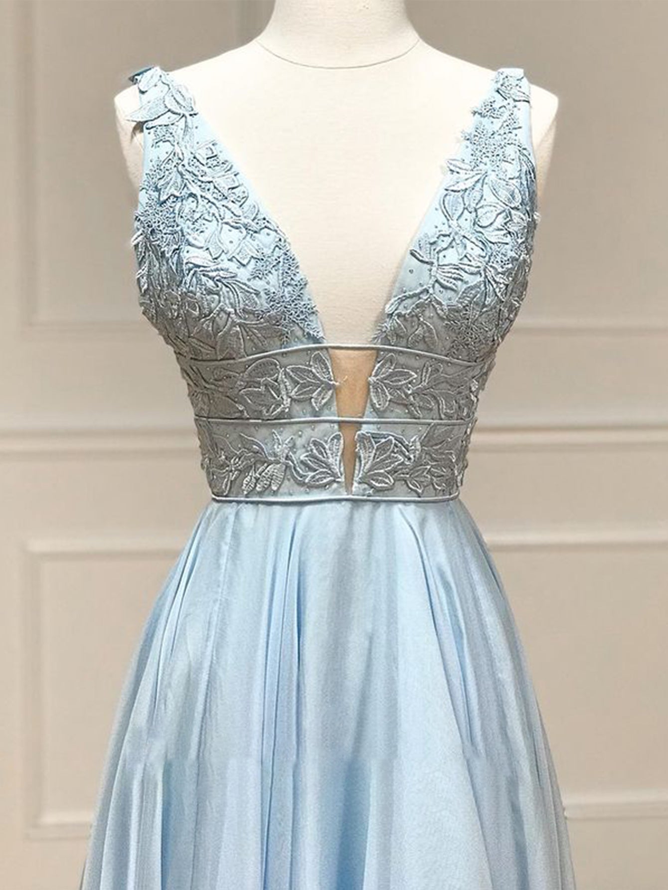 Vestido de graduación de gasa con encaje, escote en V pronunciado y corte en A