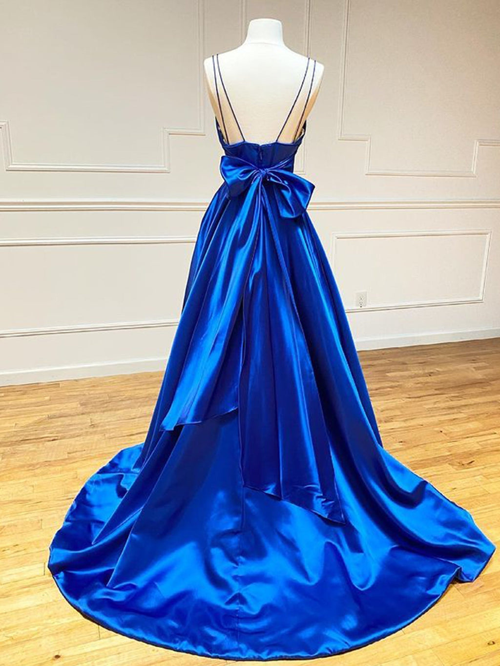 Vestido largo de fiesta de satén, corte en A, escote en V y pajarita
