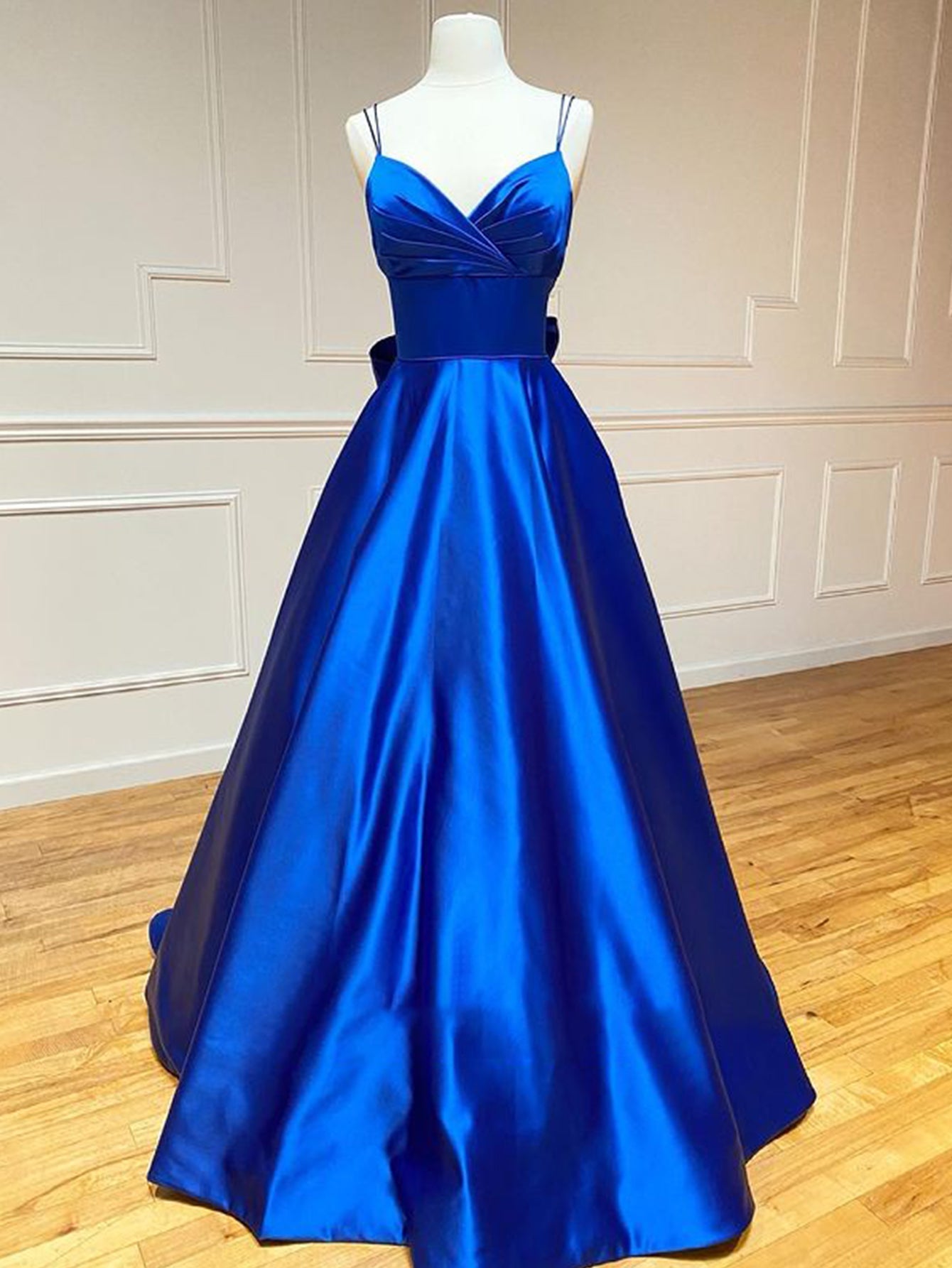 Vestido largo de fiesta de satén, corte en A, escote en V y pajarita