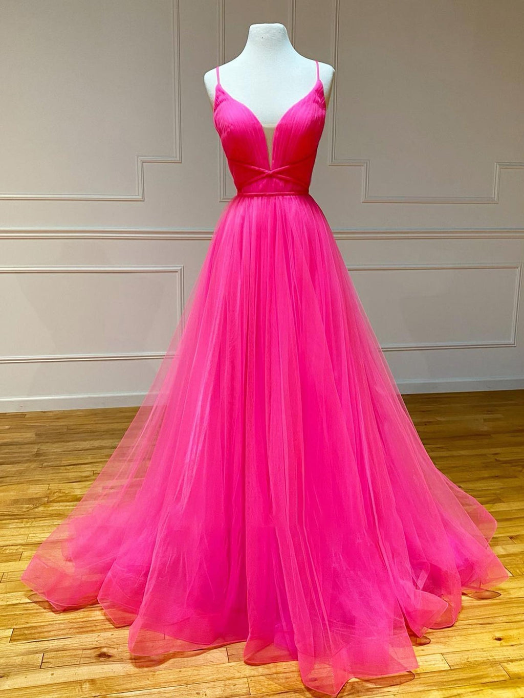 Robe de bal longue rose en tulle à volants et coupe trapèze