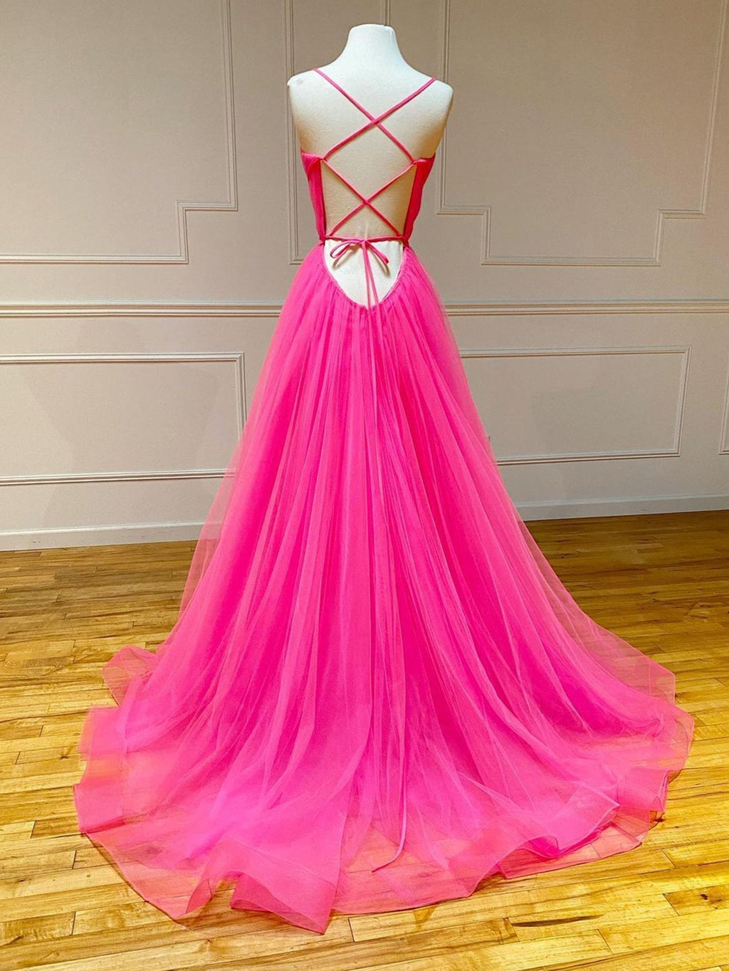 Robe de bal longue rose en tulle à volants et coupe trapèze