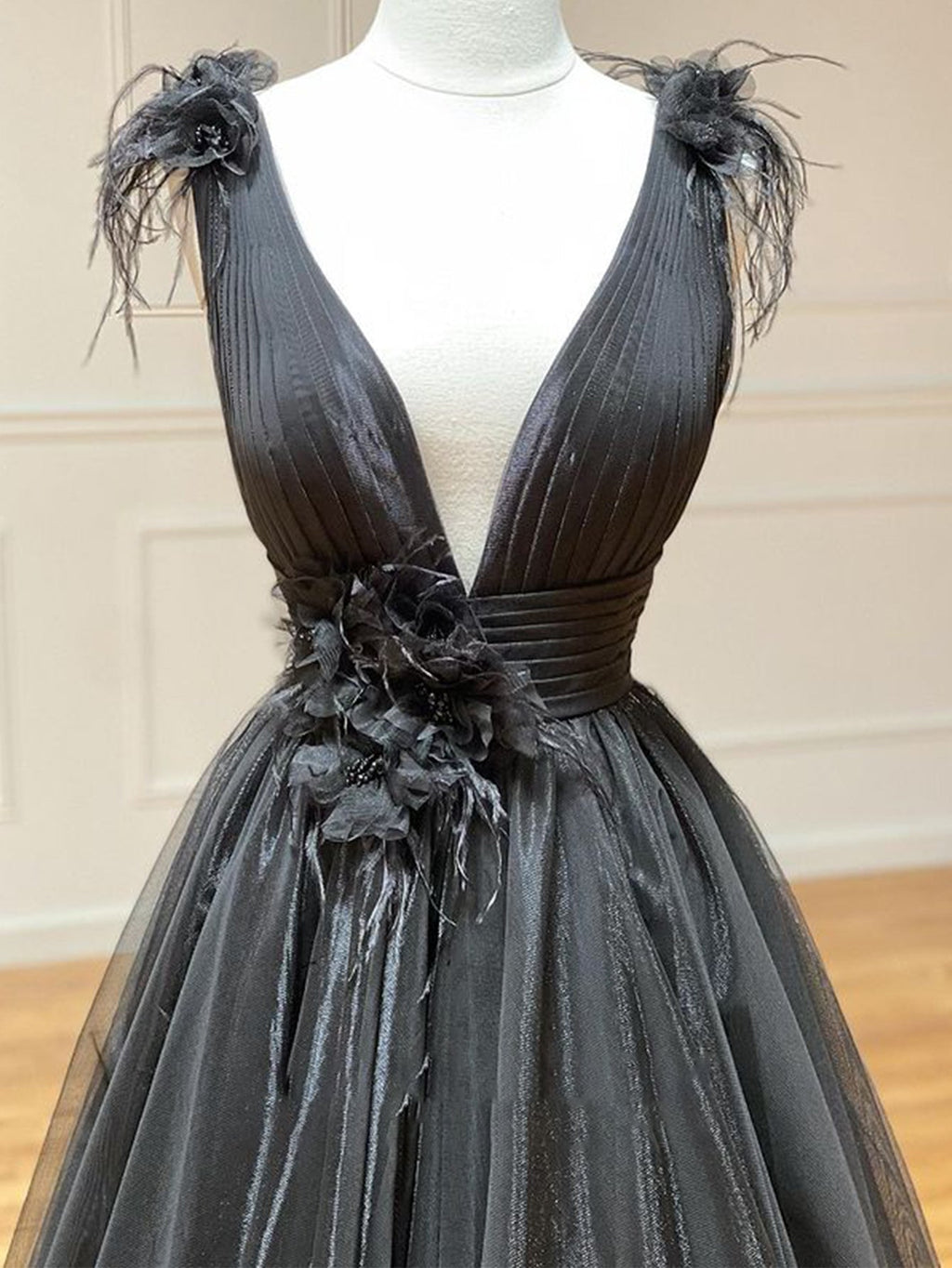 Vestido largo de fiesta de tul negro con escote en V y corte en A