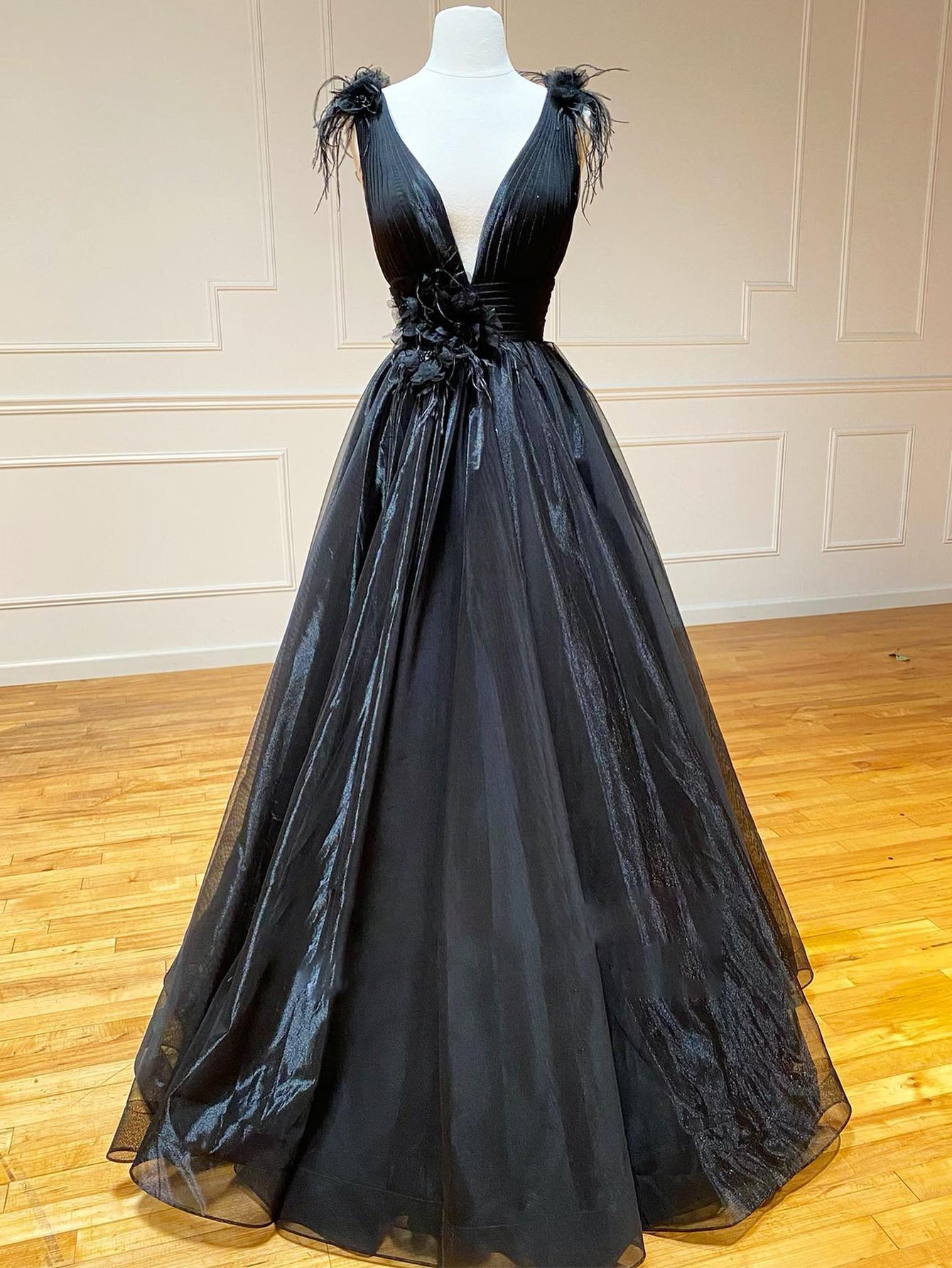 Vestido largo de fiesta de tul negro con escote en V y corte en A