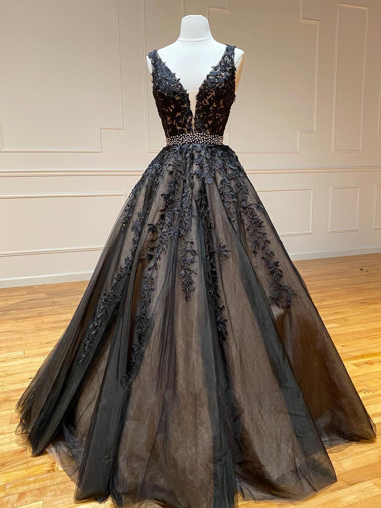 Vestido largo de fiesta negro de encaje con escote en V y corte en A