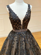 Vestido largo de fiesta negro de encaje con escote en V y corte en A