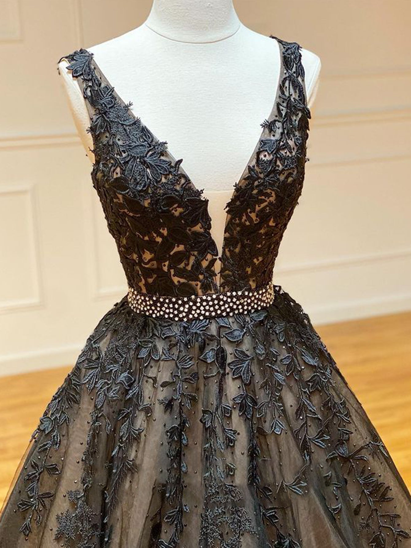 Vestido largo de fiesta negro de encaje con escote en V y corte en A