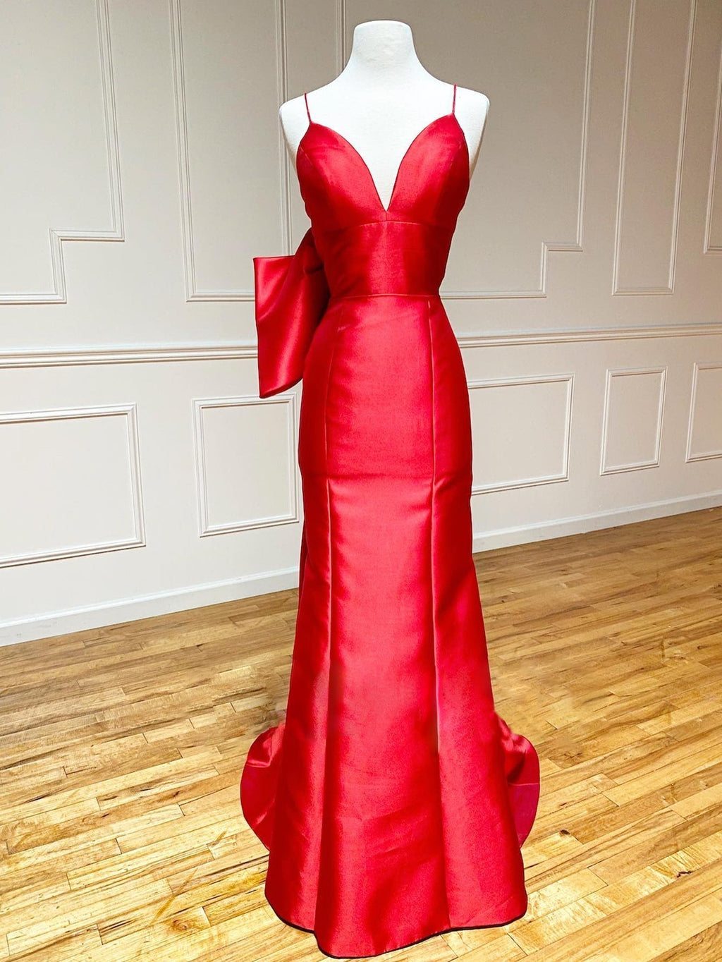 Vestido largo de fiesta rojo satinado estilo sirena con escote en V y pajarita