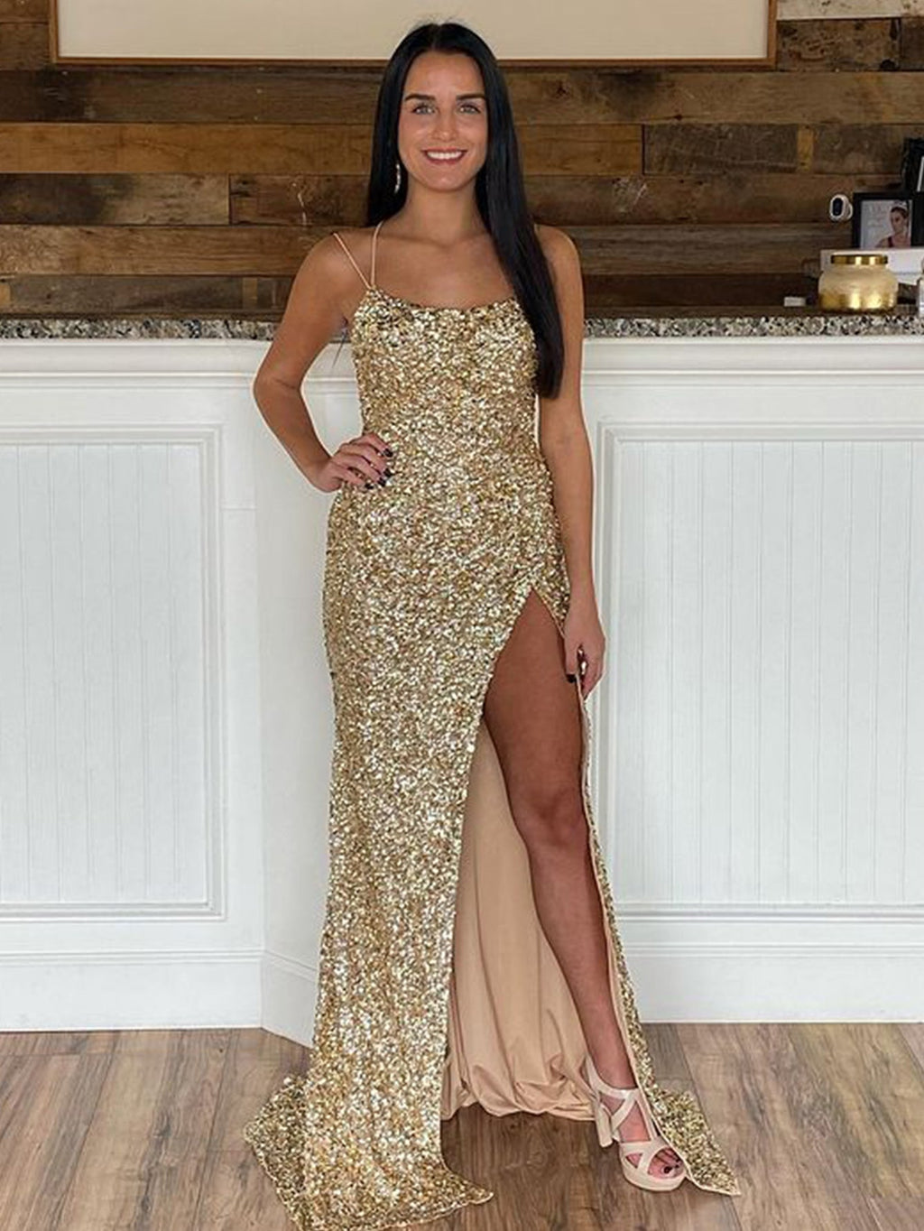 Vestido de fiesta largo de lentejuelas con tirantes finos estilo sirena