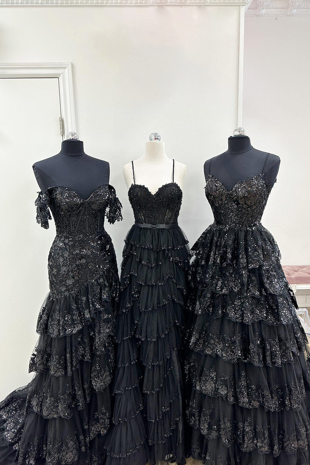 Vestido de graduación de encaje escalonado con tirantes finos y corte en A