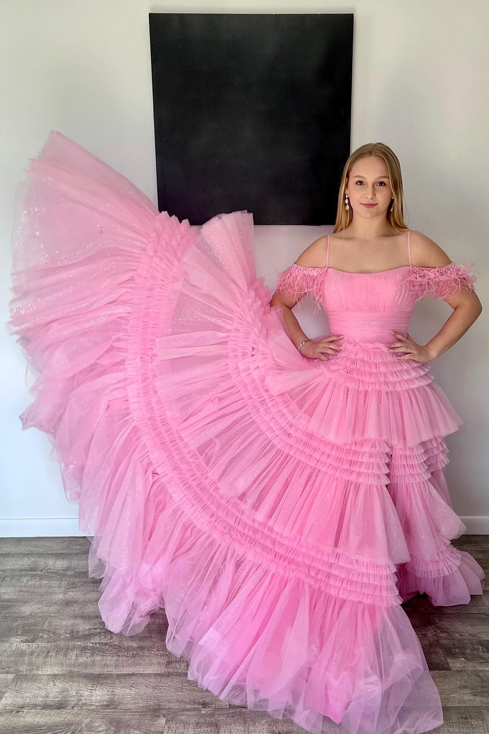 Vestido de fiesta de tul brillante con tirantes finos, corte en A y abertura.