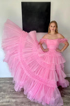 Vestido de fiesta de tul brillante con tirantes finos, corte en A y abertura.
