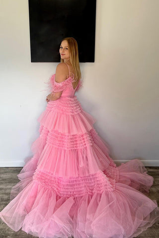 Vestido de fiesta de tul brillante con tirantes finos, corte en A y abertura.