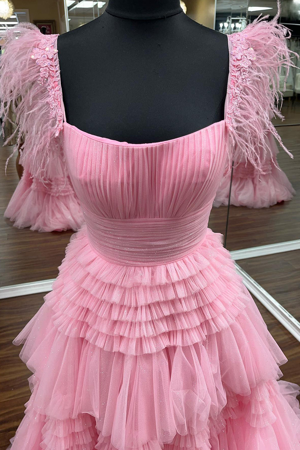 Vestido de fiesta de tul brillante con tirantes finos, corte en A y abertura.