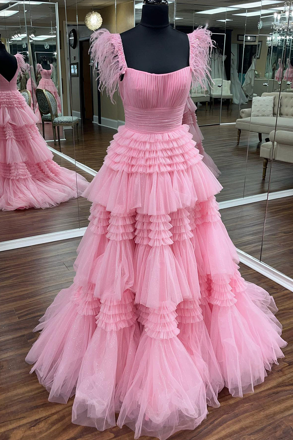 Vestido de fiesta de tul brillante con tirantes finos, corte en A y abertura.